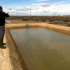 Un dels investigadors de l'IRTA fent proves en una de les basses de terra que s'han preparat per al projecte Fitogel.