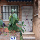 Plano general de la casa donde se ha producido un homicidio, en el número 63 de la calle de Santiago Rusiñol de Vila-seca.