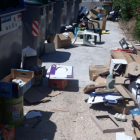 Imagen de la isla de contenedores llena de cajas y basura.
