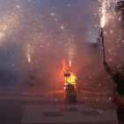 Los diablos de Vila-rodona haciendo una actuación con pirotecnia durante la verbena de Sant Joan.