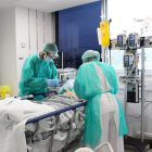 Dos médicos cuidando de un paciente con coronavirus en el hospital Trueta.
