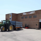 Un tractor en una de las empresas hortofrutícolas donde se han detectado rebrotes de Covid-19 entre sus trabajadores.