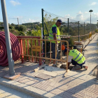 Imagen de los trabajadores iniciando ayer las tareas de instalación del semáforo en Cala Romana.