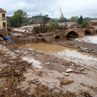 Les destrosses pel temporal a Montblanc, on es va desbordar el riu Francolí al seu pas pel Pont Vell, i d'efectius treballant en immobles afectats. Imatge del 23 d'octubre del 2019