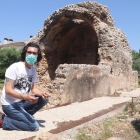 Pla mitjà de l'arqueòleg Moisés Díaz, al costat del mosaic i la volta dels banys de les vil·les romanes del Moro.
