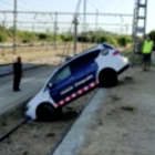 Imagen de la retirada del vehículo policial de las vías del tren.