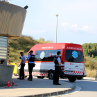 Pla general de l'ambulància que portava Fèlix Millet al costat dels mossos d'Esquadra de l'entrada de la presó de Brians 2.