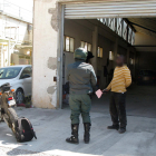 Pla general d'un agent de la Guàrdia Civil i d'un treballador del taller clandestí de Valls durant l'actuació policial en aquesta nau.