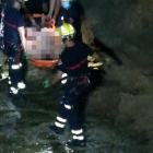 Efectius de bombers han rescatat a un home d'uns 40 anys que estava embriac i no podia sortir de la zona de roques de la platja dels Bojos de Torrevella (Alacant)