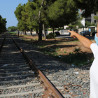 La tinent d'alcalde i regidora de Turisme de Mont-roig del Camp, Yolanda Pérez, assenyalant l'antiga via del tren a Miami Platja