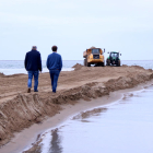 Plano general del gerente de Infundida, Joan Sucarrats -de espalda, junto con un responsable de la empresa-, visitando las obras de la barra del Trabucador