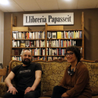 Miquel Sanchis y Anna Roca en la librería Papasseit de Manresa