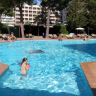 Turistas bañándose en la piscina de un hotel de Salou el mes pasado de septiembre.