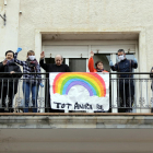D'alguns dels usuaris i personal de la residència ca n'Aleix de l'associació Alba saludant des del balcó on hi ha penjat un cartell amb el lema "tot anirà bé", el 27 de març de 2020