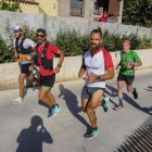 Els cinc atletes cobreixen els darrers metres del recorregut, ja a la ciutat de Reus.