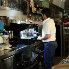 Imagen del propietario del restaurante de Sabadell haciendo un café.