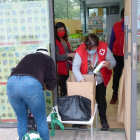 Una voluntaria entregando alimentos.