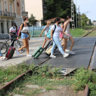 Un grupo de turistas cruzando la antigua vía del tren en el centro de Salou.