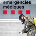 Miembros del Ejercito de Terra trabajan desinfectando los alrededores del Hospital Trias y Pujol (Ca Ruti) de Badalona (Barcelona)