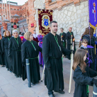 Miembros de la hermandad, en el Viacrucis del Lunes Santo celebrado el año pasado en el Portal del Carro.