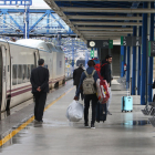 Passatgers abandonan el andén, ayer, de la estación del Campo de Tarragona.