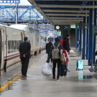 Passatgers abandonen l'andana, ahir, de l'estació del Camp de Tarragona.