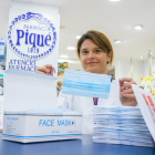 Tània Piqué, de la Farmacia Piqué de Reus, con las mascarillas preparadas dentro de sobras para ser entregadas a partir de mañana.
