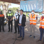 El consejero Manel Castaño, acompañado de miembros de la Guardia Urbana y de voluntarios de Protección Civil.