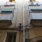 Imatge dels dos balcons on la propietària va decidir col·locar-hi reixes per evitar que li ocupin l'habitatge, al carrer Misser Sitges.