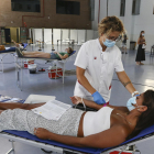 Una jove donant sang pel Banc de Sang i Teixits ahir al Palau Firal de Tarragona.