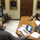 L'alcalde Carles Pellicer, a la dreta, en el transcurs de la sessió telemàtica d'ahir.