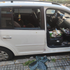 Vidrio|Cristal roto e interior removido del coche de Trinidad, que ha sufrido dos robos en seis meses.