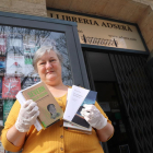 Gertri Adserà, responsable de la librería Adserà de Tarragona, ante el establecimiento con los libros que recomienda.