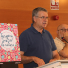 El alcalde de Tarragona, Pau Ricomà, con el cartel de la programación cultural del verano de la ciudad.