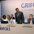 El president de Grifols, Víctor Grífols, la secretària del consell de la companyia, Núria Martín, i el conseller delegat de la farmacèutica, Raimon Grífols