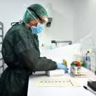 Análisis de pruebas de PCR para detectar la presencia del coronavirus en la sede del Laboratorio Clinic del ICS en Girona.