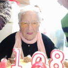 Imagen de Amèlia celebrando sus 108 años.