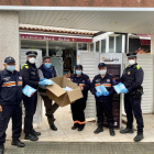 Imatge dels agents entregant el material a la residència Barà Bahia.