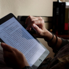 Primer plano de una persona leyendo un e-book.