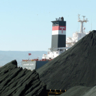 Imagen de archivo del barco cargando carbón en las instalaciones del Puerto de Tarragona.