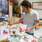 Armand en su taller de Tarragona con algunas láminas del libro.