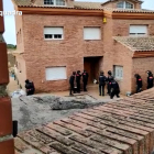 Los Mossos de Esquadra en el momento de entrar en el domicilio de los autores de los robos.