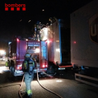 Imatge de l'actuació dels Bombers en l'incendi que va afectar el camió.