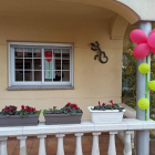 Algunos habitantes del municipio han decorado sus casas con rosas bien diversas.