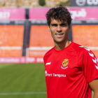 Javier Ribelles, en el centre del camp del Nou Estadi, on ell s'encarrega de distribuir el joc en la seva segona temporada a Tarragona.