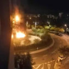 Imatge de l'incendi d'un arbre a la plaça Gandi de Reus.