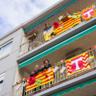 Uno de los muchos balcones de la ciudad de Tarragona engalanados con motivo de la Diada de Sant Jordi, este año vivida desde casa por el confinamiento.