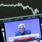 Pla general de la presidenta del BCE, Christine Lagarde, compareixent a través d'una pantalla.