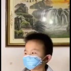 Un niño con la mascarilla hecha para los más pequeños.