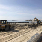 Maquinaria haciendo obras en la playa de la Pineda.